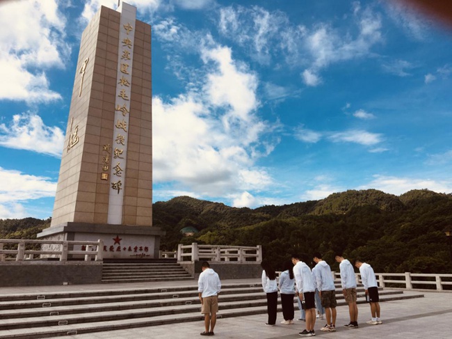 實(shí)踐隊(duì)向松毛嶺戰(zhàn)役中犧牲的烈士鞠躬默哀。福建船政交通職業(yè)學(xué)院供圖
